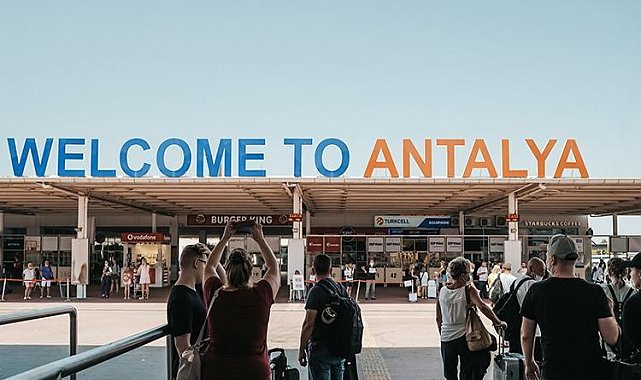 Antalya, Turist Akınına Uğruyor: Yeni Bir Rekor!