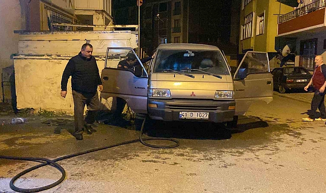 Araç park halindeyken alev aldı