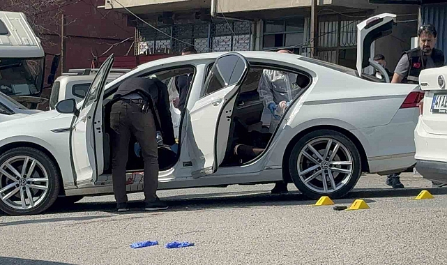 Aracından indiği anda husumetlisine silahla saldırdı.