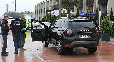 Araçta silahla vurulmuş bir şekilde bulundu.