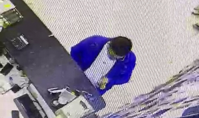 Arnavutköy'deki alışveriş merkezinde akıllı saat hırsızlığı yapan şüpheli güvenlik kamerasına yakalandı