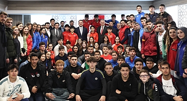 Bakan Yardımcısı Eminoğlu ve Başkan Adayı Çelik Gençlerle Bir Araya Geldi