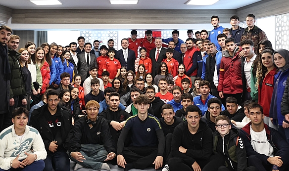 Bakan Yardımcısı Eminoğlu ve Başkan Adayı Çelik Gençlerle Bir Araya Geldi
