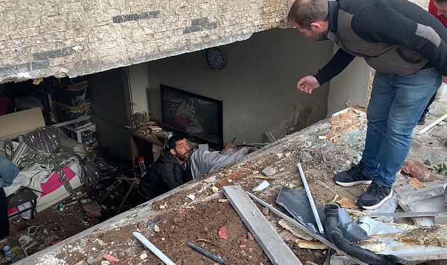Beşiktaş'ta bir sürücü aracında fren yerine gaza basarak bir kadına çarptıktan sonra eve daldı.