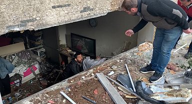 Beşiktaş'ta bir sürücü aracında fren yerine gaza basarak bir kadına çarptıktan sonra eve daldı.