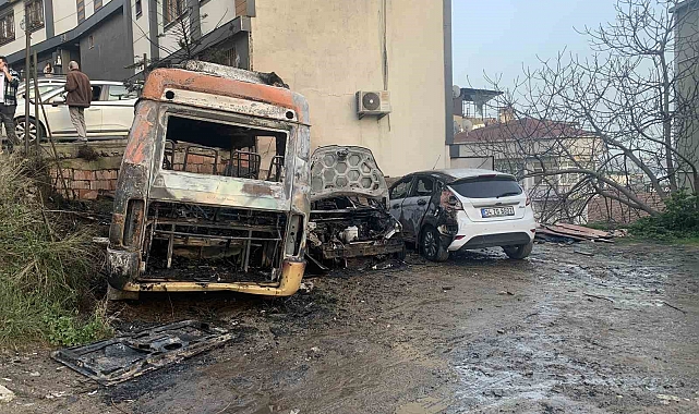 Beyoğlu'nda, park halindeki dört araç alevler içinde kaldı