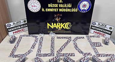 Düzce'de uyuşturucu taşırken yakalandılar.
