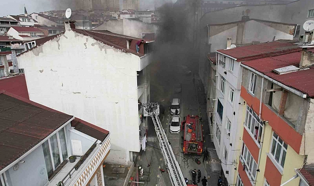Esenyurt'ta bir vatandaş, çıkan yangından kaçarak çatı katında mahsur kaldı ve kurtarılmayı bekledi.