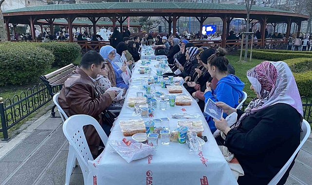 Fatih ilçesinde 5 bin kişi, iftar sofrasında bir araya geldi.