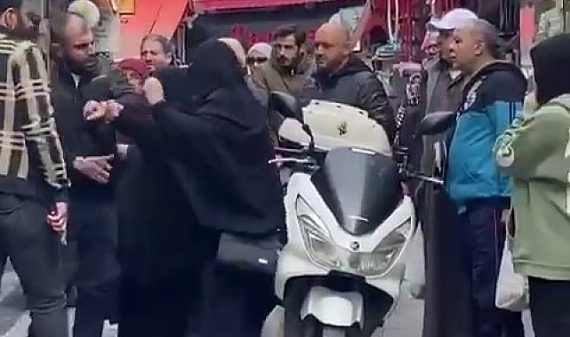 Fatih'te başörtülü bir kadın, saldırganın hedefi haline geldi ve çevredeki insanlar arasında tepki gösteren olmadı.