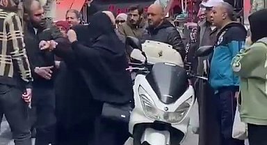 Fatih'te başörtülü bir kadın, saldırganın hedefi haline geldi ve çevredeki insanlar arasında tepki gösteren olmadı.