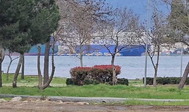 Gölcük'ün yeni sosyal alanında, insanlar denize açılan manzarayı keşfettiler.
