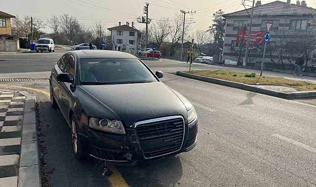 Hafif ticari araç, otomobille çarpıştıktan sonra devrildi: 1 kişi yaralandı.