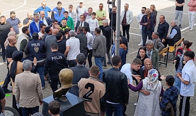 Hasımlar aynı sandıkta karşılaştı, ortalık karıştı: 1 polis yaralandı, biber gazı sıkıldı