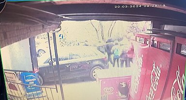 İstanbul'da bir kamyondan kopan tekerlek, öğrenciye çarptı. Kaza, güvenlik kamerasına yansıdı.