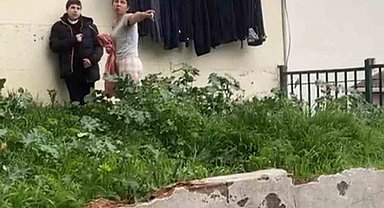 İstanbul'da bir parkta, bir çocuğa şişle saldırı tehdidi anı kameraya yansıdı: "Senin kafanı patlatırım."