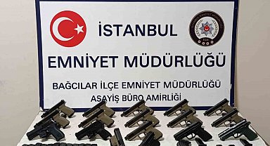 İstanbul'da düzenlenen operasyonda yasa dışı silah ticaretiyle ilgili olarak 17 silah ele geçirildi.