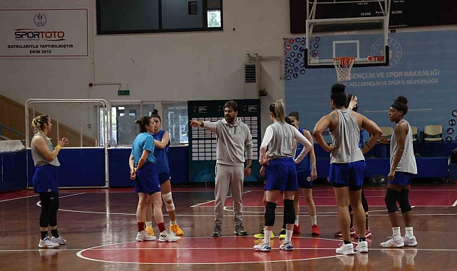 İzmit Belediyespor oyuncuları, play-off maçını büyük bir heyecanla bekliyorlar.