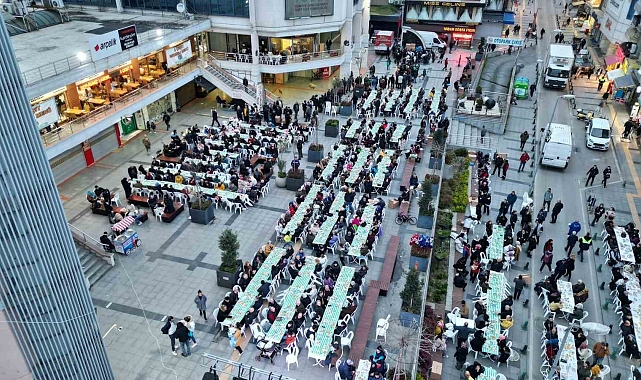 İzmit sakinleri, belediye meydanında toplandı