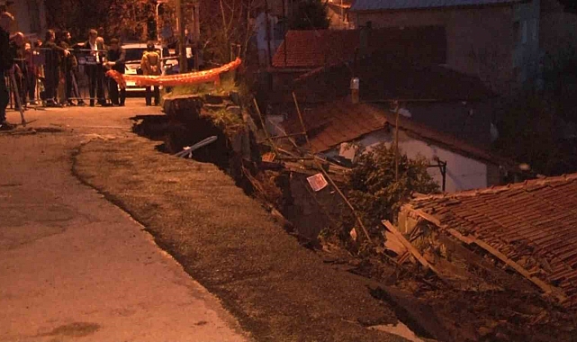 Maltepe'de, daha önce bildirilmesine rağmen önlem alınmayan bir sokaktaki yol çökmesi yaşandı.