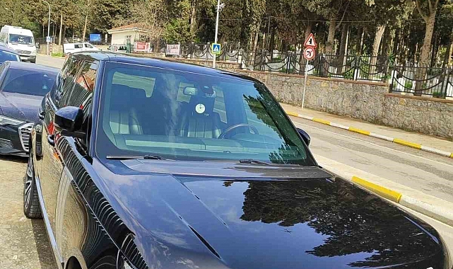 Muhtar adayının seçim çalışması sırasında çakarlı araç kullanması nedeniyle ceza kesildi.