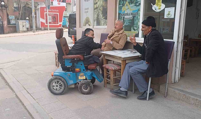 Oy istemek için tekerlekli sandalyesiyle kapı kapı dolaşıyor