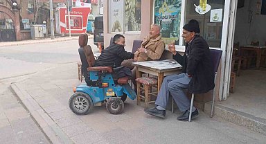 Oy istemek için tekerlekli sandalyesiyle kapı kapı dolaşıyor