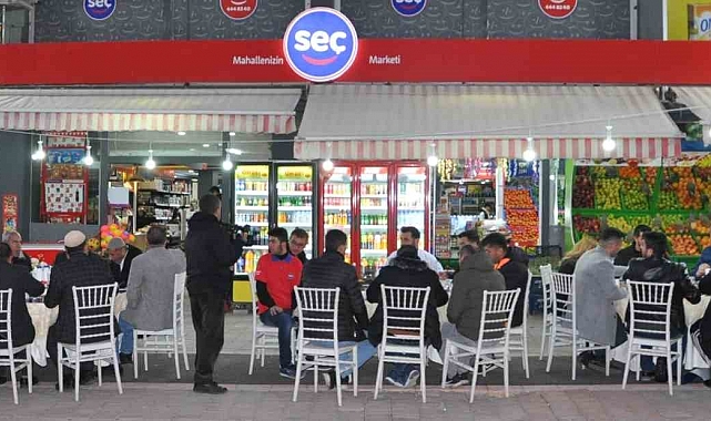 Seç Market, 9 farklı ilde mahalle sakinlerini bir araya getirerek iftar programları düzenliyor.