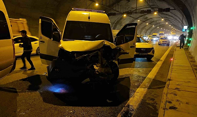 Servis minibüsü, içindeki hakim ve savcıları taşırken kaza yaptı; kazada 2 kişi hafif şekilde yaralandı