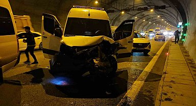 Servis minibüsü, içindeki hakim ve savcıları taşırken kaza yaptı; kazada 2 kişi hafif şekilde yaralandı