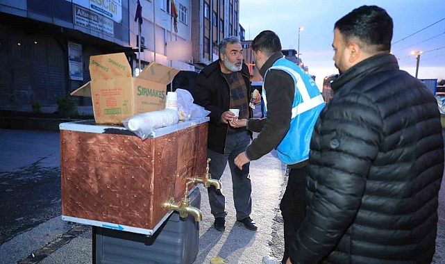 Sultangazi Belediyesi, iftar zamanına yetişemeyenlere yönelik olarak, sokaklarda kurulan ikram çeşmelerinden sıcacık çorba dağıtıyor.