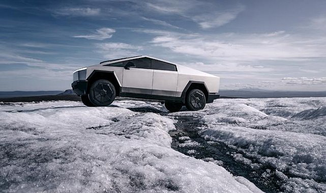Tesla Cybertruck mahsur kaldı, yardımına en büyük rakibi koştu! O şirketin Türkiye hesabından yaptığı paylaşım gündem oldu