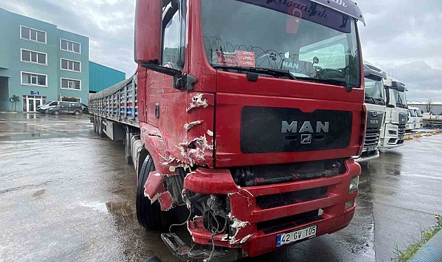 Tır kamyon sürücüsüne, el freni çekilmemiş araç tarafından çarpıldı