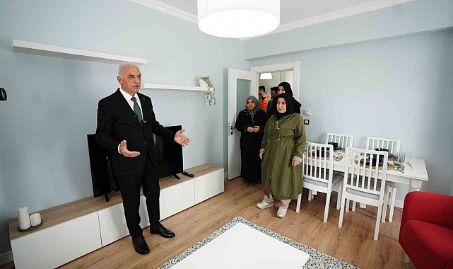 Ümraniye Belediye Başkanı Hasan Can'ın önderliğinde, kentsel dönüşüm alanında örnek dairelerin hak sahiplerine tanıtımı gerçekleştirildi.