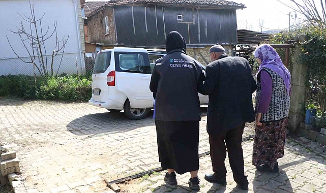 Yaşlı çift için dönüşüm sağlayan destek.
