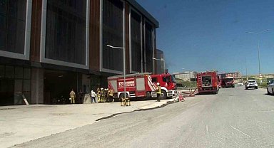 Arnavutköy'deki İş Hanında Korkutan Yangın Olayı