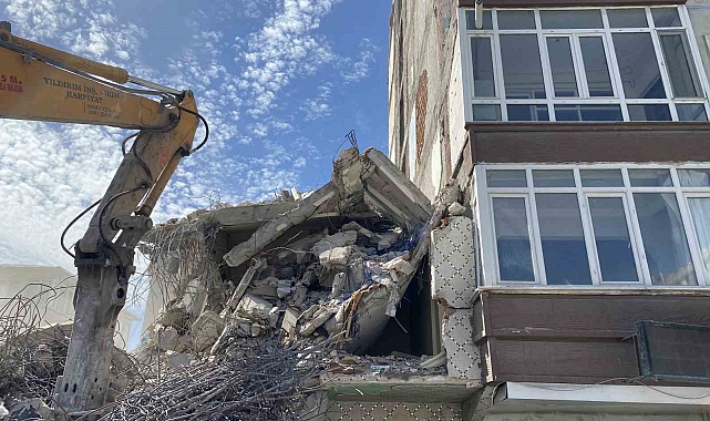 Avcılar'da kentsel dönüşüm için yıkılan binanın duvarını kullandılar, balkon açıkta kaldı