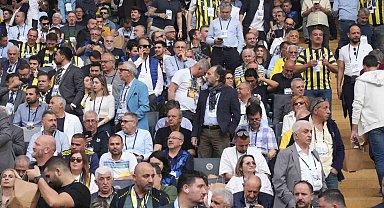 Başkan Koç ve İsmail Kartal tribünlerin coşkusuyla stada giriş yaptı.