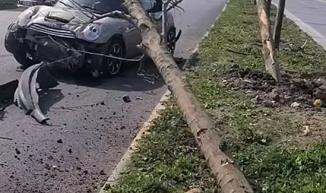 Bir Otomobil, Refüje Çarpıp Takla Attı ve Ters Yöne Uçarak Başka Bir Araçla Çarpıştı.