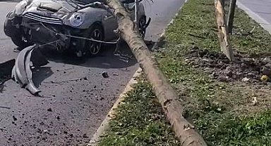 Bir Otomobil, Refüje Çarpıp Takla Attı ve Ters Yöne Uçarak Başka Bir Araçla Çarpıştı.