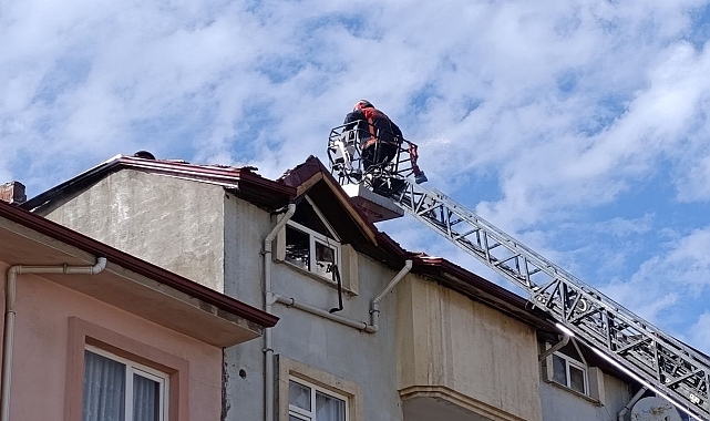 Çatıdaki Yangın, 3 Katlı Binada Paniğe Neden Oldu