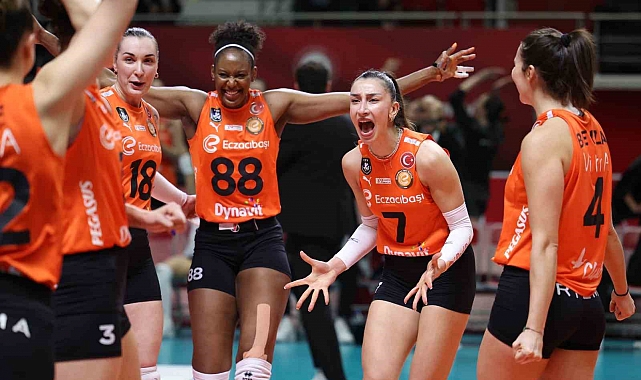 Eczacıbaşı Dynavit mutluluk dorukta play-off yarı final etabında avantajı kaptı