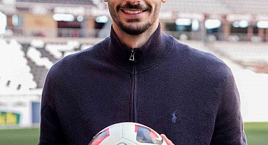 Eren Dinkçi, futbol kariyerinde yeni bir adım atarak Freiburg takımına transfer oldu