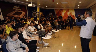 Fenerbahçe Başkanı Ali Koç ve yönetim kurulu, futbol takımıyla buluştu