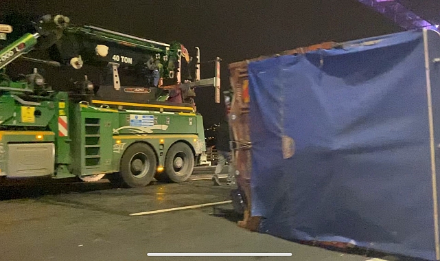 FSM Köprüsü'nde kamyon ile otomobil çarpıştı: çarmışma sonucu 2 kişi yaralandı
