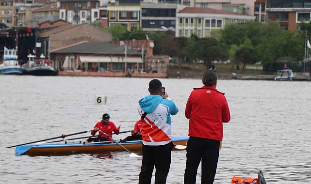Haliç'te Düzenlenen Okul Sporları Kürek Yarışları