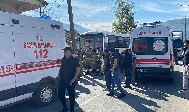 Halk otobüsü direğe çarptı 12 kişi yaralandı