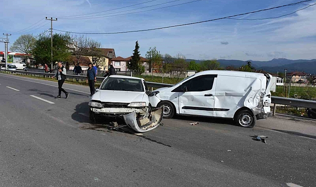 Hendek D-100 karayolunda zincirleme kaza: 4 yaralı