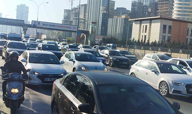 İstanbul'da bayram dönüşü haftanın ilk gününde trafik yüzde 60'lara ulaşmıştır.
