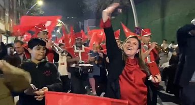 İstanbul'da seçimi kazanan kadın muhtar, kutlamalarına bando eşliğinde devam etti.